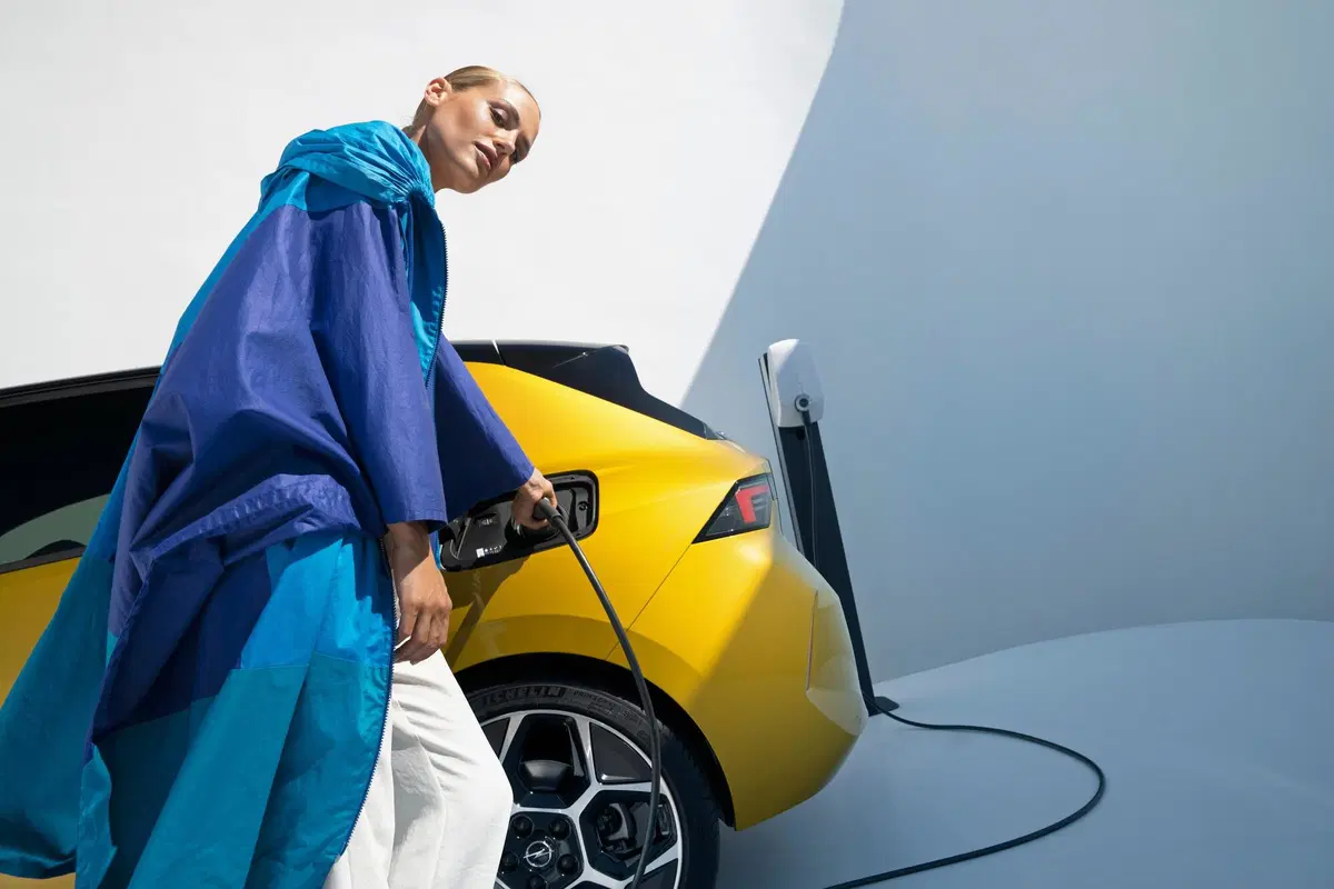 Opel Astra, ora è anche ibrida plug-in (8)