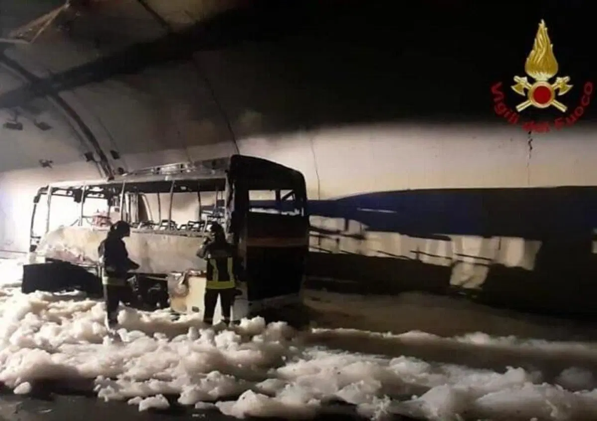 Lecco, autobus con 25 ragazzi a bordo prende fuoco: salvati dall'autista