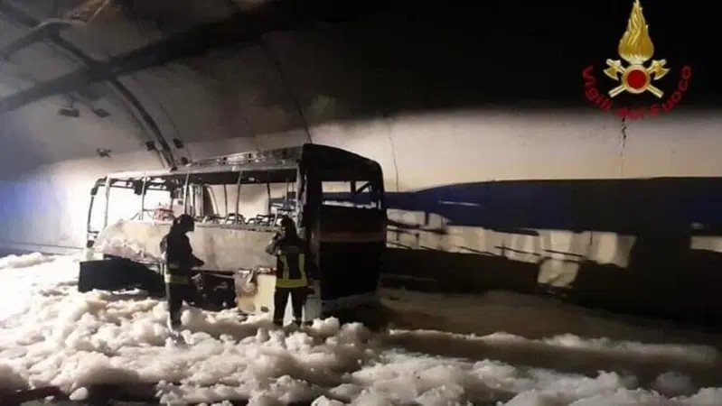 Lecco, autobus con 25 ragazzi a bordo prende fuoco: salvati dall'autista