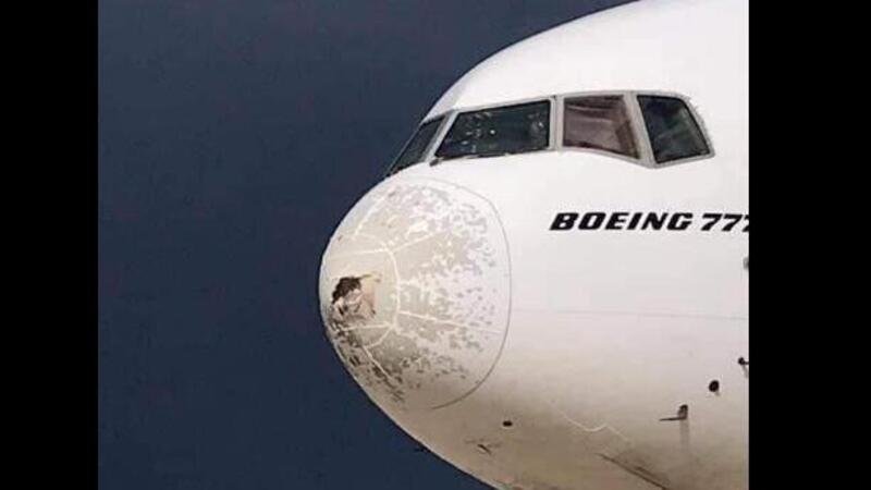 Sorpreso (e danneggiato) dalla grandine: aereo costretto all&rsquo;atterraggio di emergenza a Malpensa