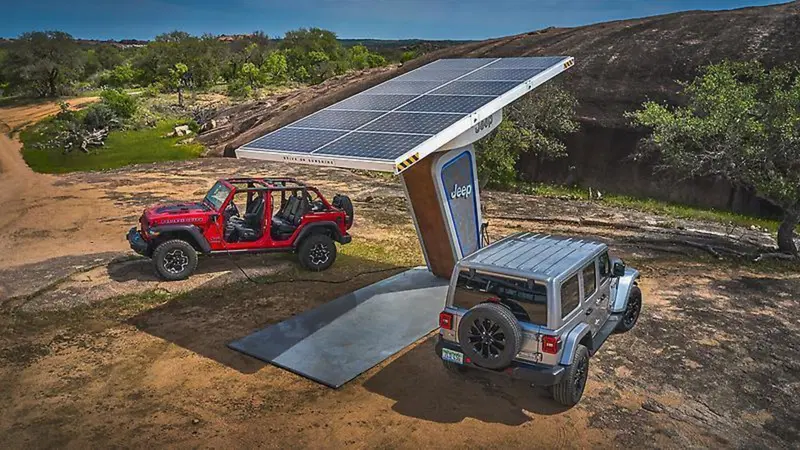 4 motori con Autoguida, V2X, Drone, Stivaggio anteriore e altre meraviglie: Stellantis lancia le nuove Jeep