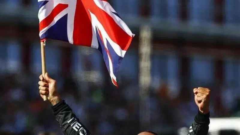 F1, Hamilton "Verstappen deve sapere che io non alzer&ograve; mai il piede con lui"