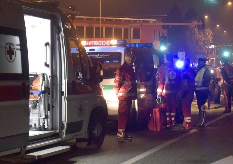 Milano, travolge in auto due motociclisti e scappa: la madre lo denuncia