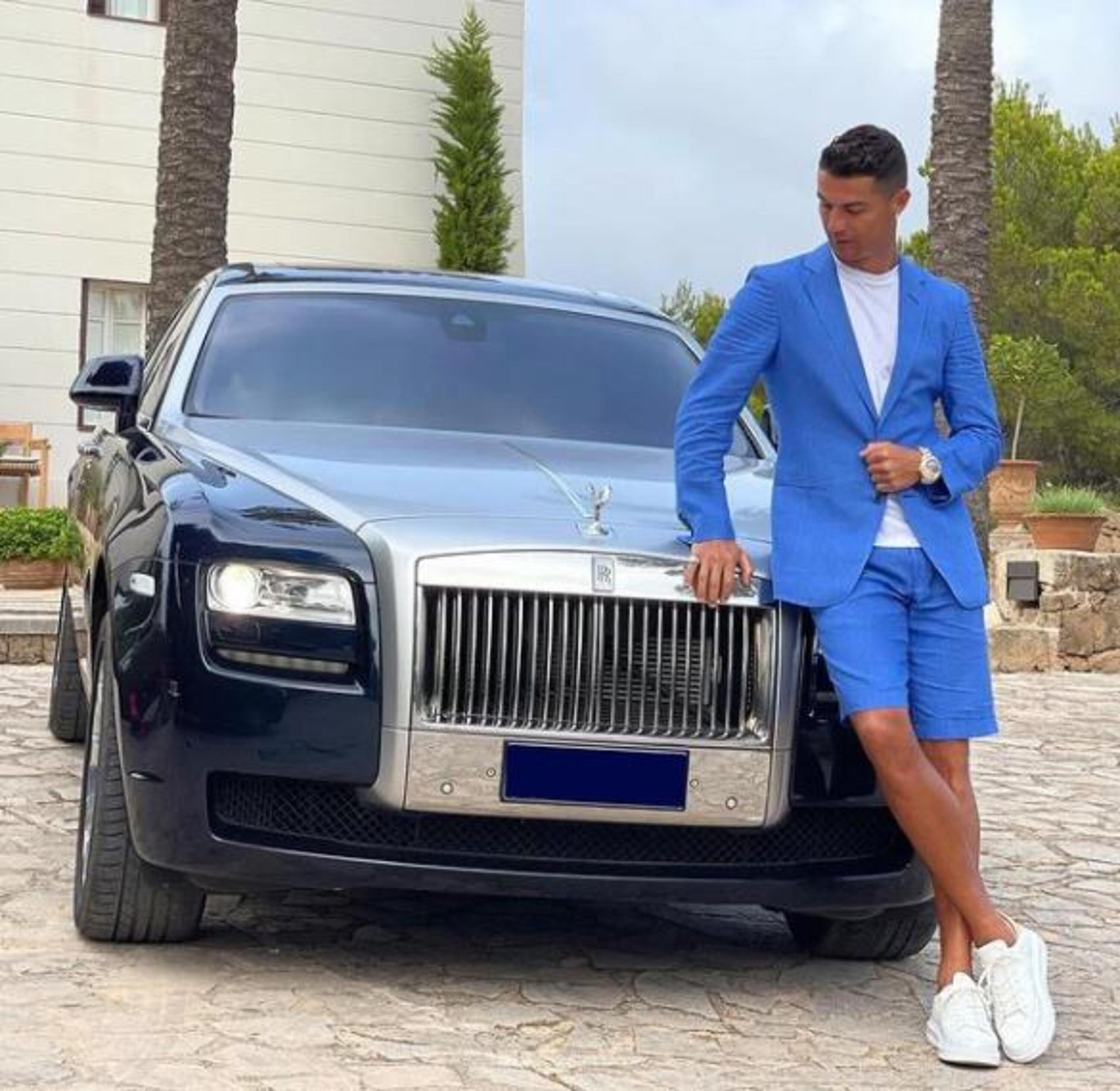 Cristiano Ronaldo in posa con la sua nuova Rolls-Royce Ghost