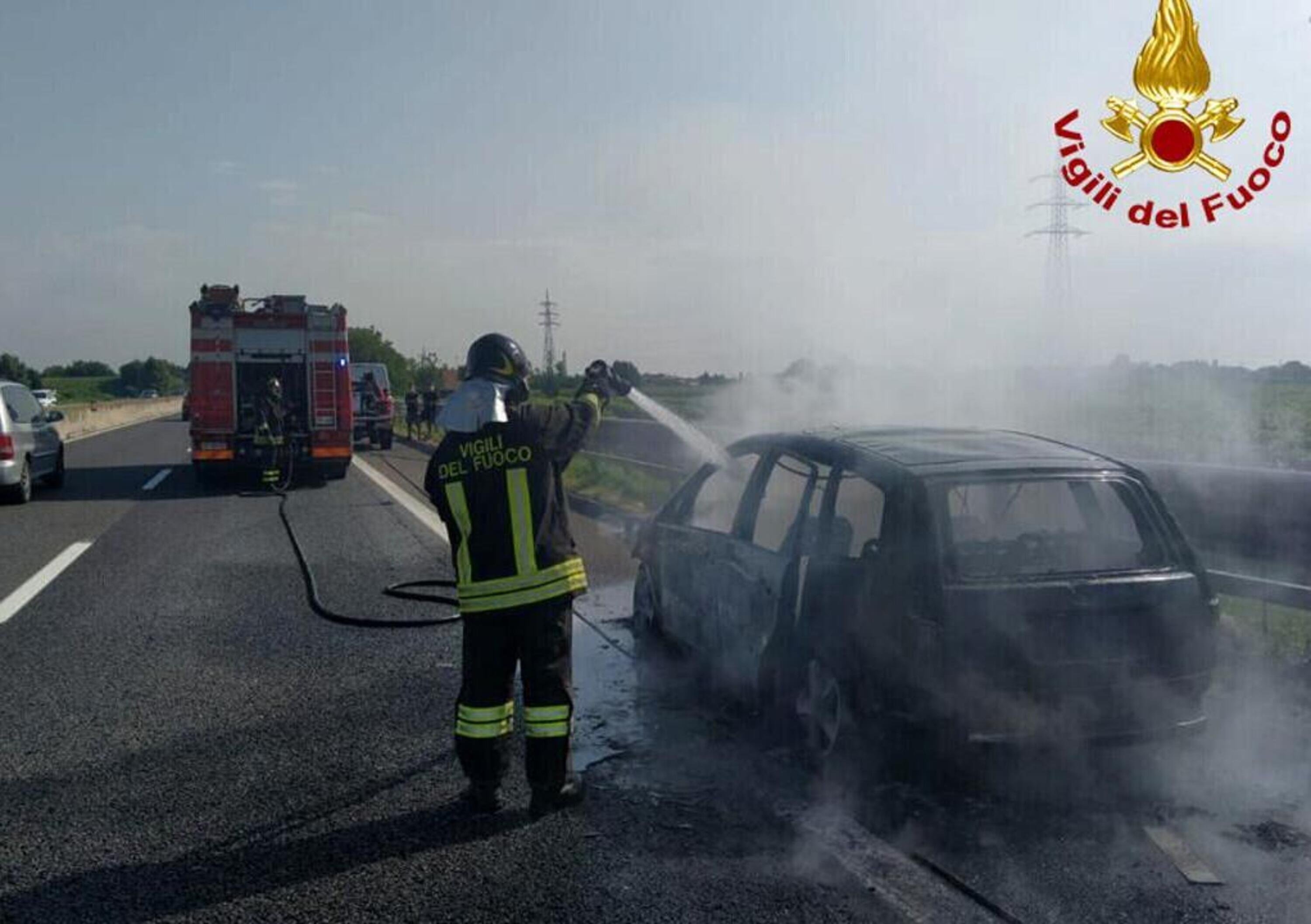 Padova, auto va a fuoco in autostrada