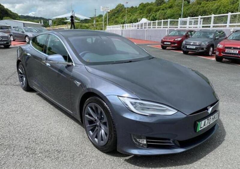 In vendita la Tesla Model S del principe Carlo