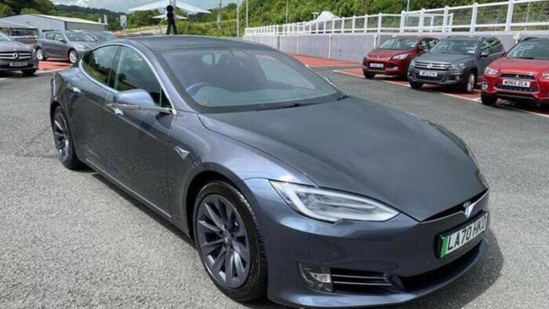 In vendita la Tesla Model S del principe Carlo