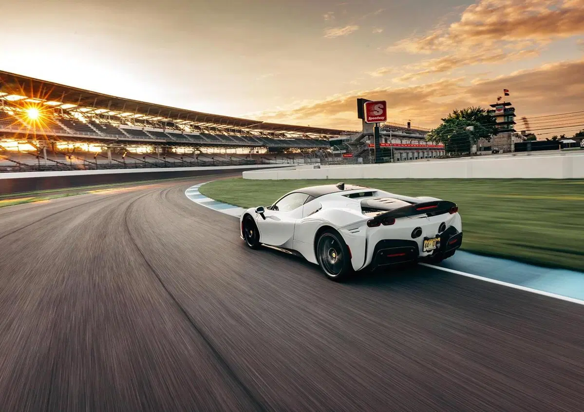 Ferrari SF90 Stradale, record a Indianapolis