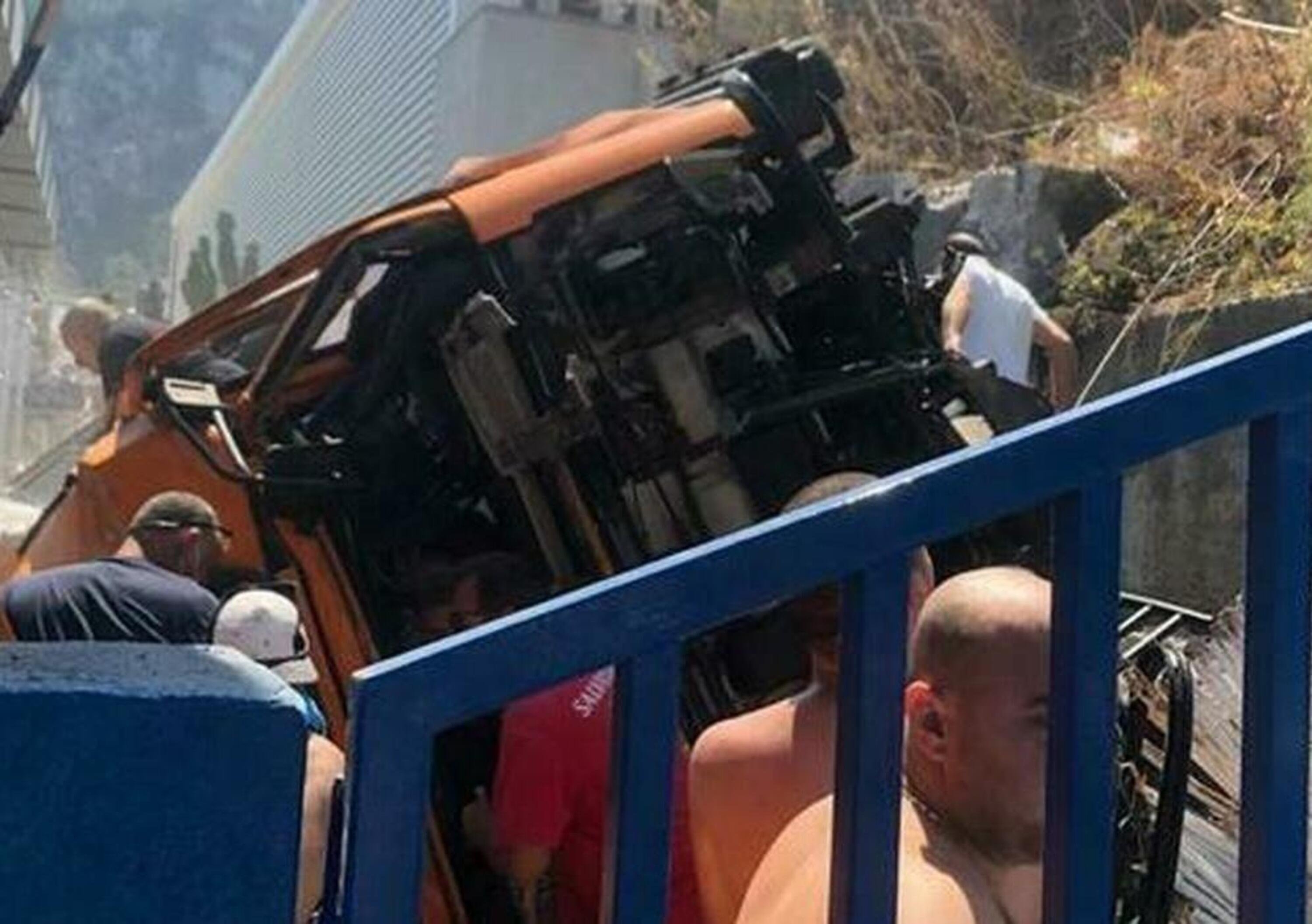 Incidente a Capri: bus precipita. Morto l&rsquo;autista, due feriti gravi