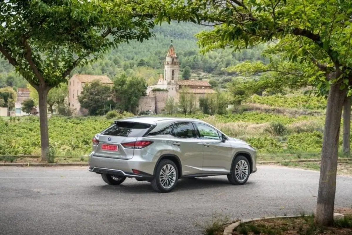 Lexus RX 450h MY2021, SUV premium ibrido 4x4: viaggiare alla grande senza pensieri (2)