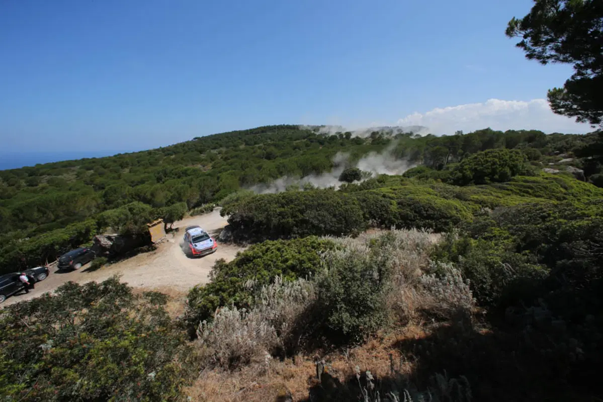 WRC16 Sardegna Italia, Marziani in Paradiso. Finalmente Neuville (Hyundai). Scandola davanti nella WR2 (37)