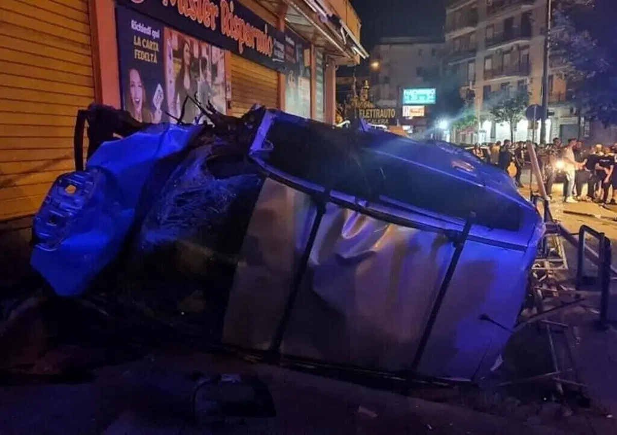 Casoria, auto si schianta contro i negozi. L'impatto &egrave; da paura