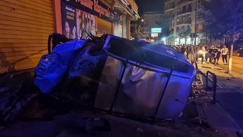 Casoria, auto si schianta contro i negozi. L'impatto &egrave; da paura