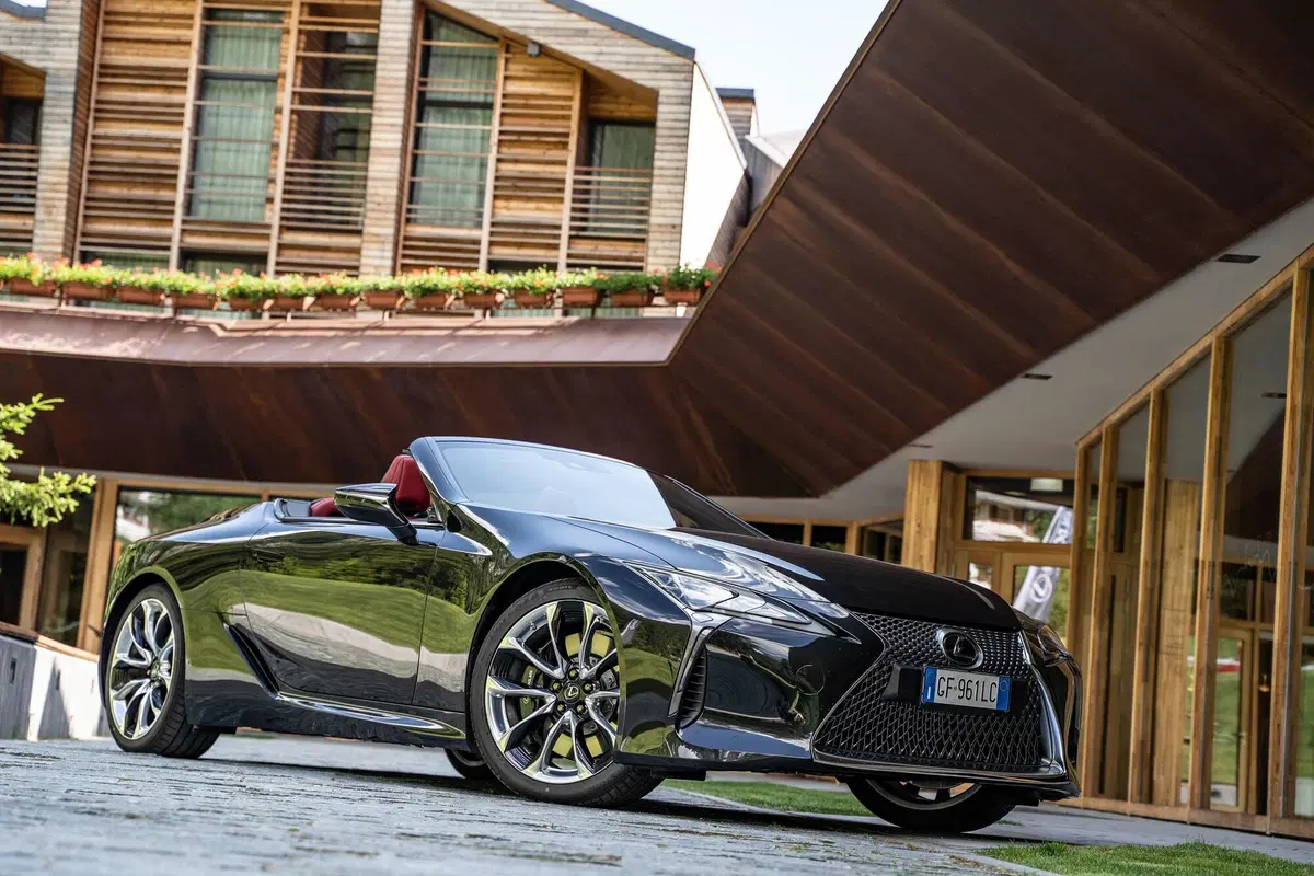LC500 Convertible: il sogno termico educato da aprire in chiave Lexus [video]
