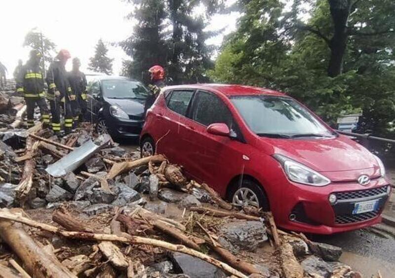 Lago di Como, frana si abbatte sulla strada e sulle auto