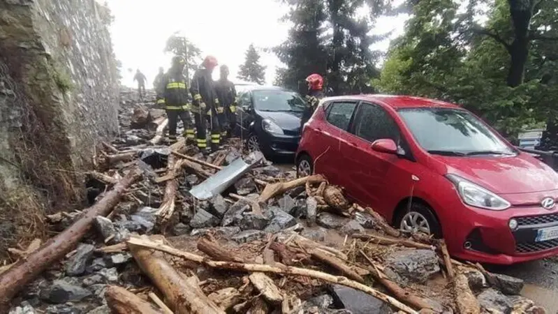 Lago di Como, frana si abbatte sulla strada e sulle auto