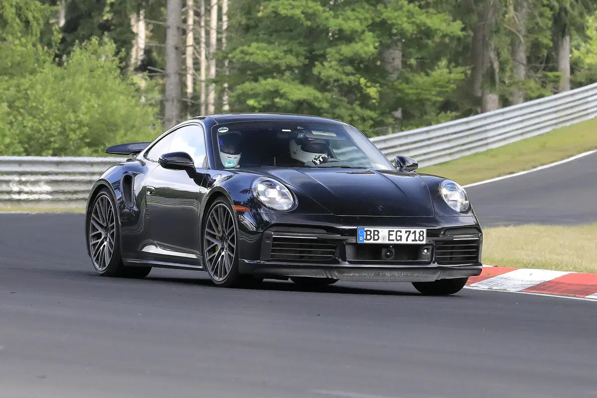 Porsche 911, si lavora sull'ibrido. Le foto spia