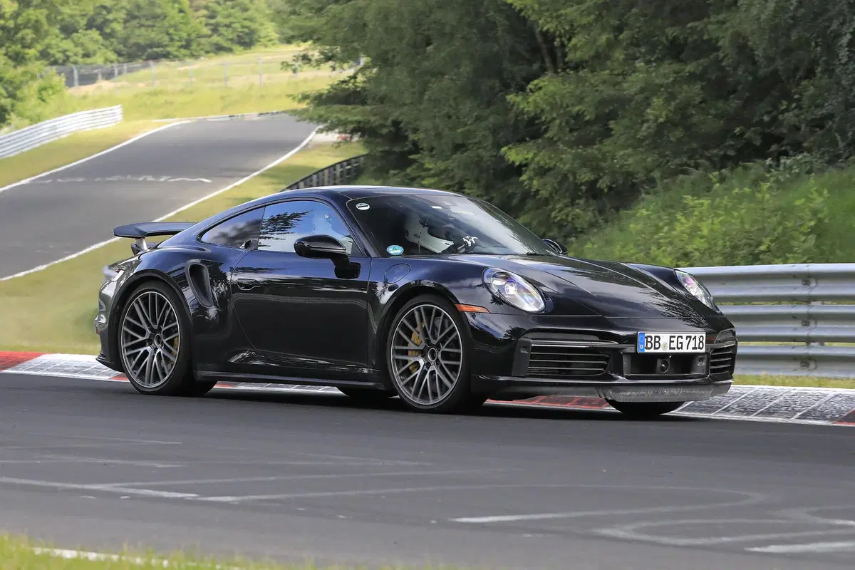 Porsche 911, si lavora sull'ibrido. Le foto spia (5)