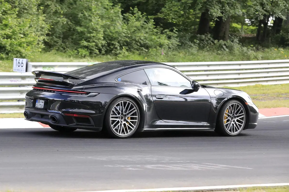 Porsche 911, si lavora sull'ibrido. Le foto spia (4)