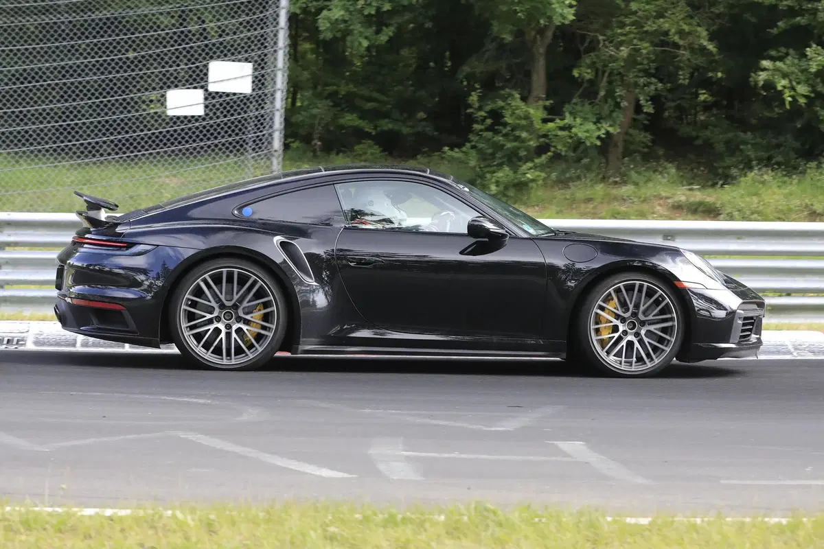 Porsche 911, si lavora sull'ibrido. Le foto spia (6)