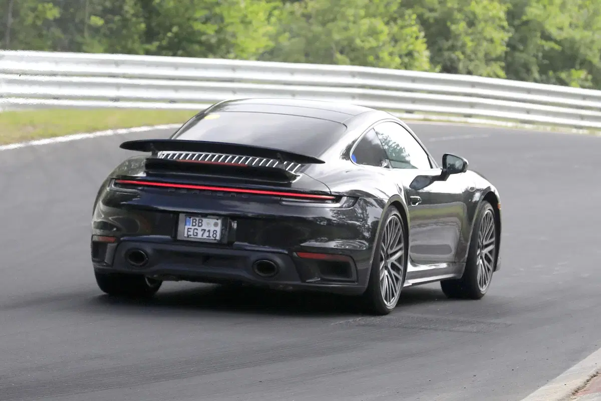 Porsche 911, si lavora sull'ibrido. Le foto spia (7)