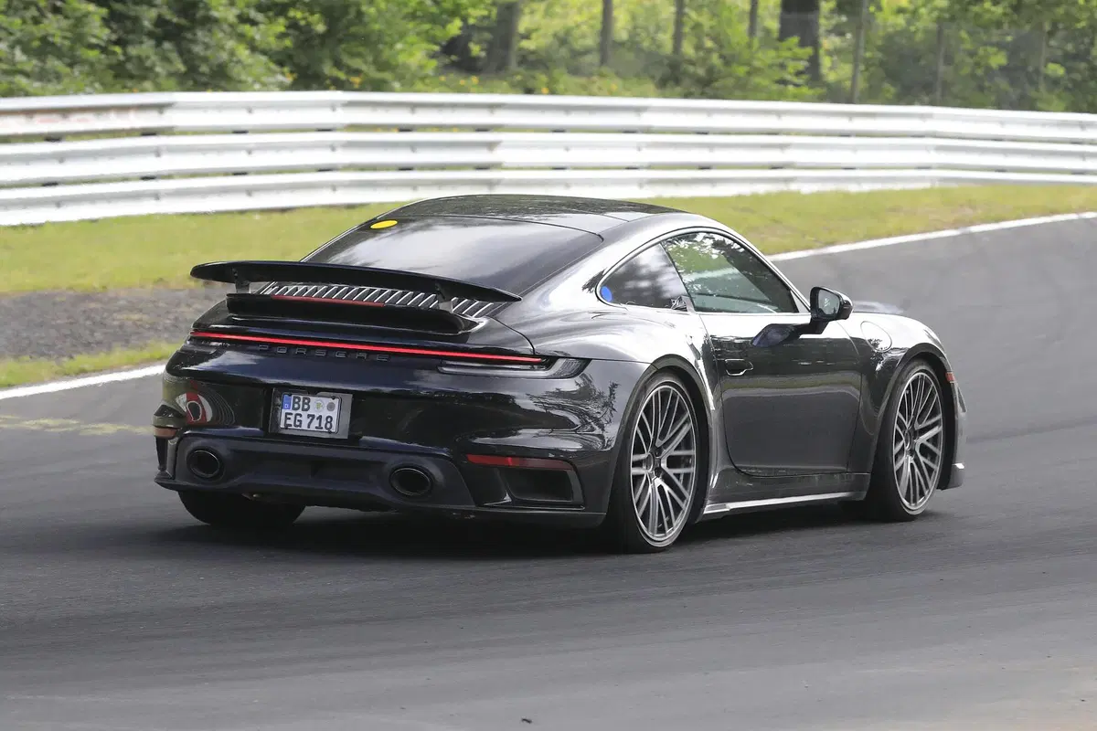 Porsche 911, si lavora sull'ibrido. Le foto spia (8)