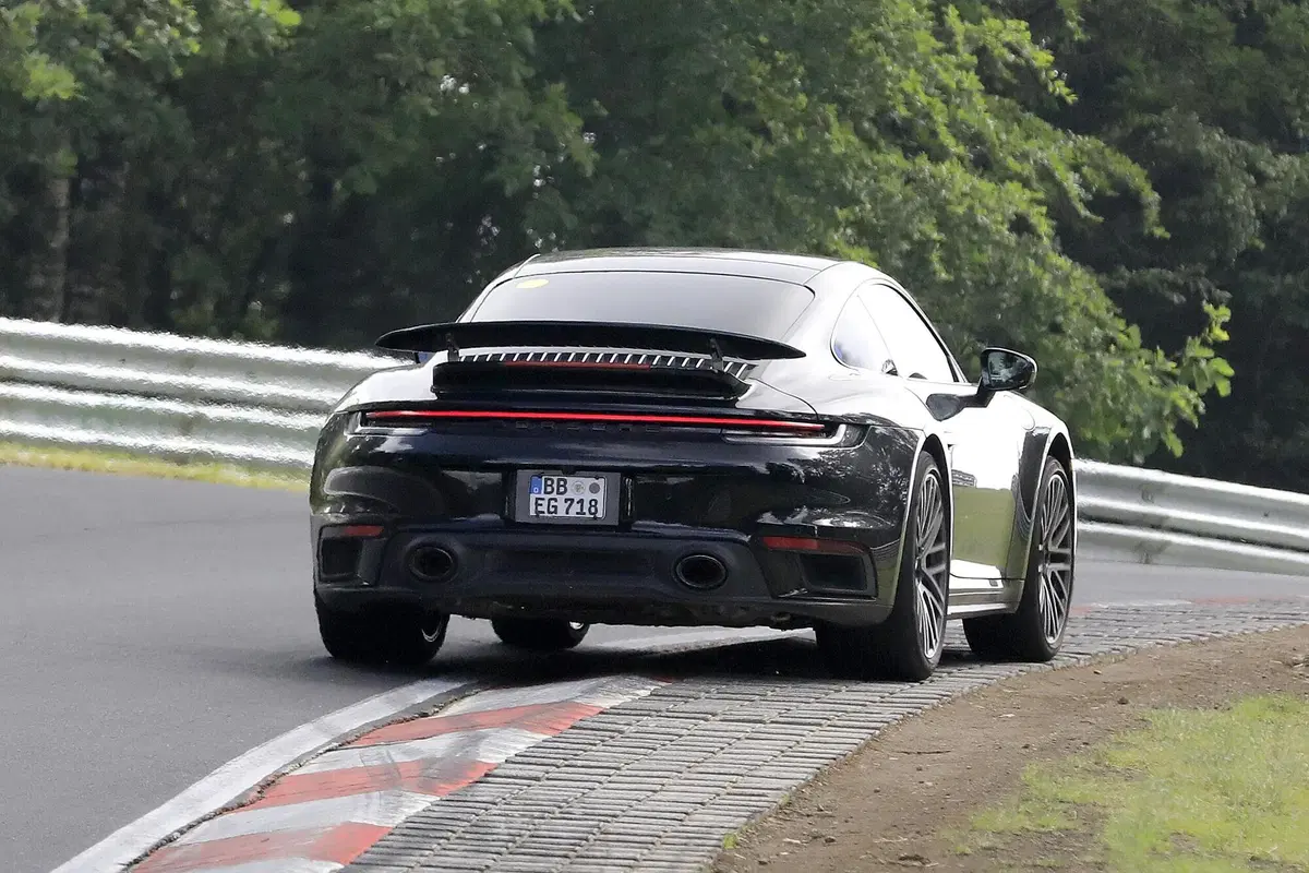 Porsche 911, si lavora sull'ibrido. Le foto spia (9)