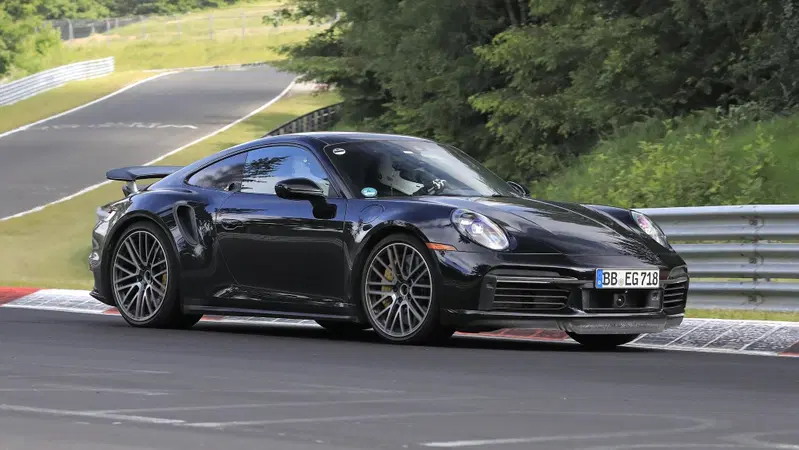 Porsche 911, si lavora sull'ibrido. Le foto spia