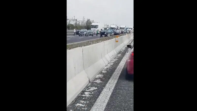 Parma, tempesta di grandine sull'A1: centinaia di auto distrutte [VIDEO] 