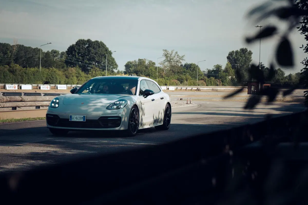 Porsche Panamera 4S e-Hybrid, PRO e CONTRO. La pagella e tutti i numeri della prova strumentale