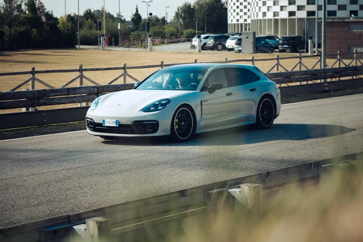 Porsche Panamera 4S e-Hybrid, PRO e CONTRO. La pagella e tutti i numeri della prova strumentale (3)