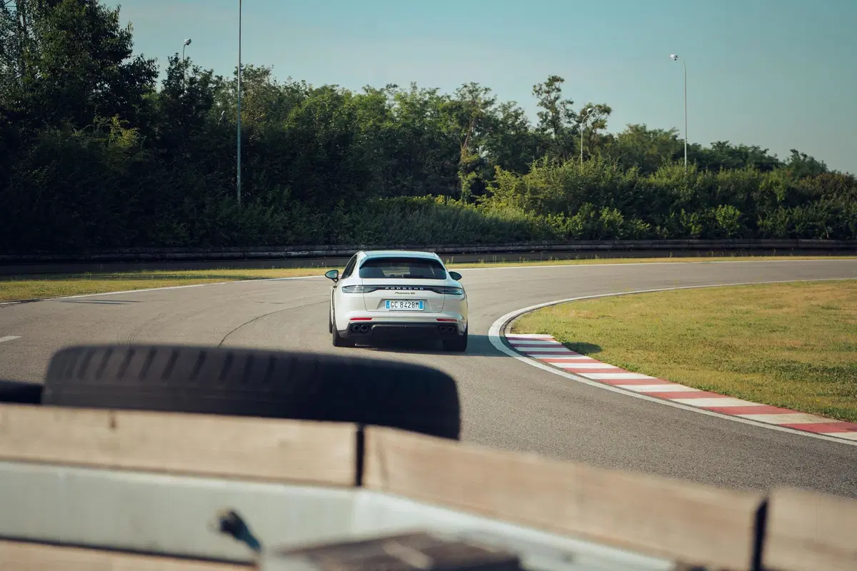Porsche Panamera 4S e-Hybrid, PRO e CONTRO. La pagella e tutti i numeri della prova strumentale (8)