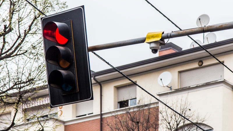 Tradita dal fidanzato, passa col rosso 49 volte in due giorni