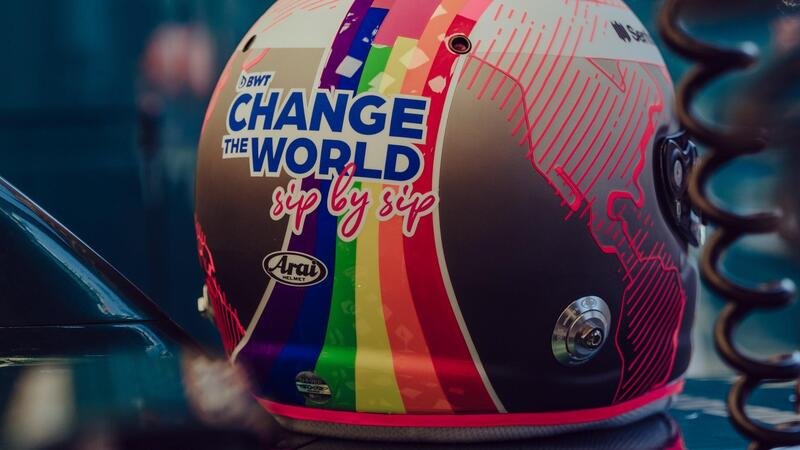 F1, Sebastian Vettel in Ungheria con il casco arcobaleno a sostegno della comunit&agrave; LGBTQ+