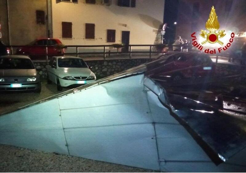 Belluno, campanile cade su auto in sosta