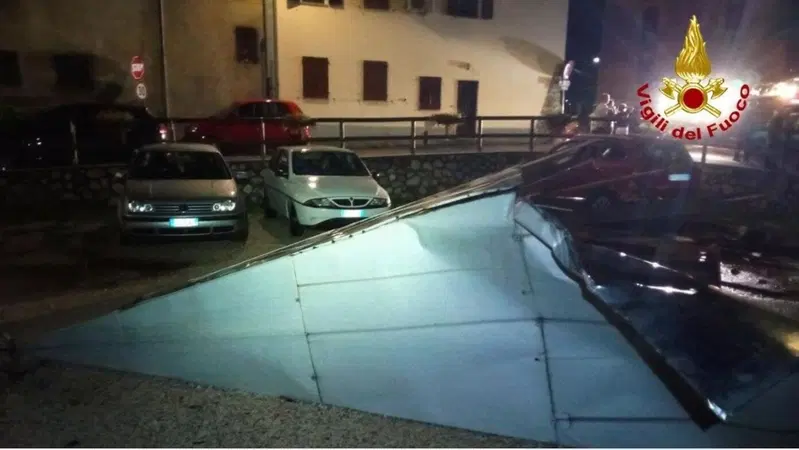 Belluno, campanile cade su auto in sosta