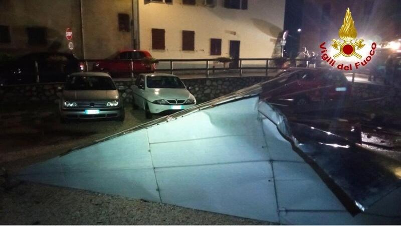 Belluno, campanile cade su auto in sosta