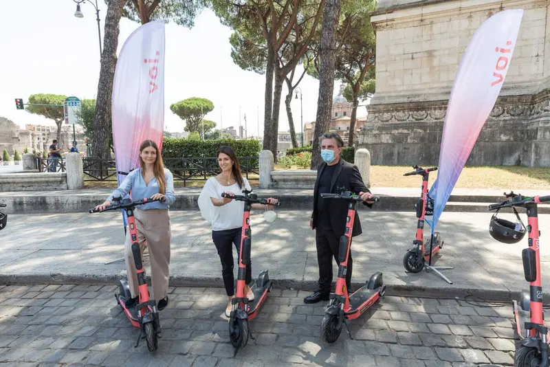 I protagonisti dell'evento: da sinistra, Magdalena Krenek (Country Manager Voi), Virginia Raggi e Pietro Calabrese