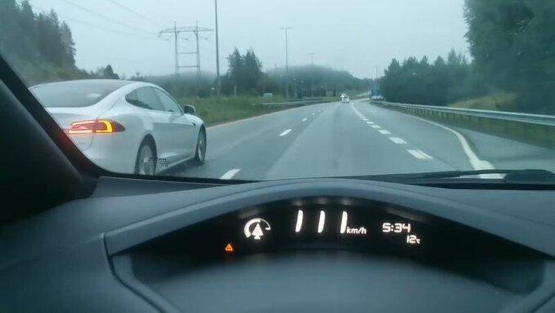 Model S salva la vita a un ubriaco che dorme al volante, Ma si ferma in corsia sorpasso [Video]