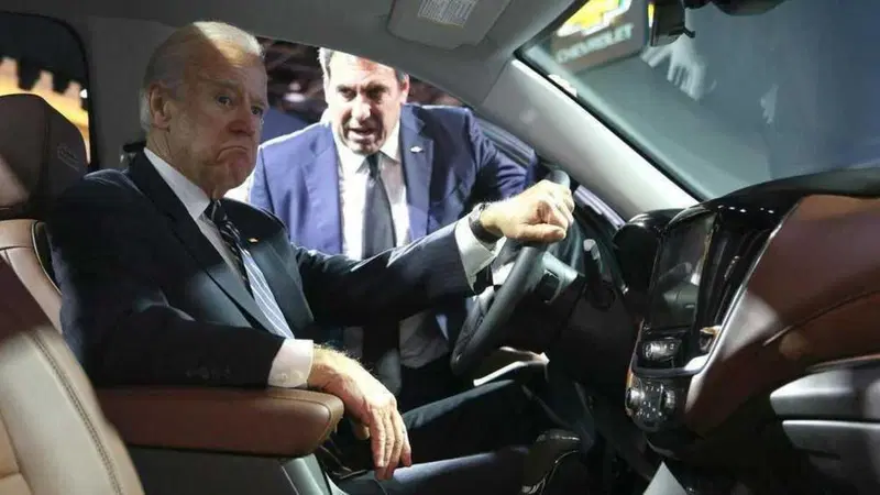 L'ordine di Biden: nel 2030 met&agrave; delle auto vendute saranno elettriche