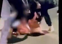 La folle aggressione notturna nel Rhode Island: riders picchiano una madre in strada