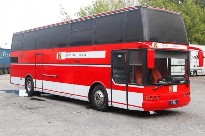 Asta con mezzi incredibili e prezzi interessanti: dall'Alfa F.Indy al Motorhome di Schumi e i piloti Ferrari