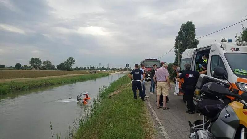 Finisce con l&#039;auto nel canale: salvato da motociclista