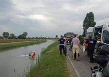 Finisce con l'auto nel canale: salvato da motociclista