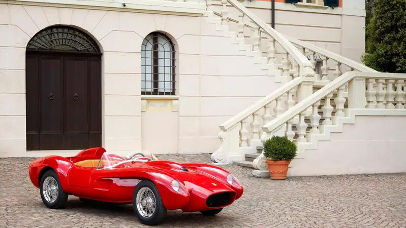 La rivoluzione Ferrari che spiazza tutti: l'incredibile Testa Rossa J [113mila euro ELETTRICA]