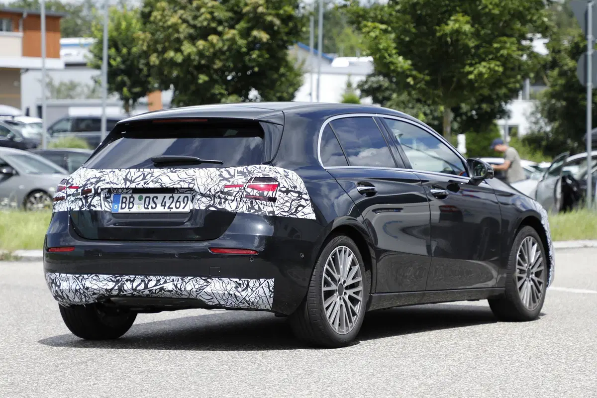 Mercedes Classe A: al debutto il restyling [FOTO SPIA] (2)