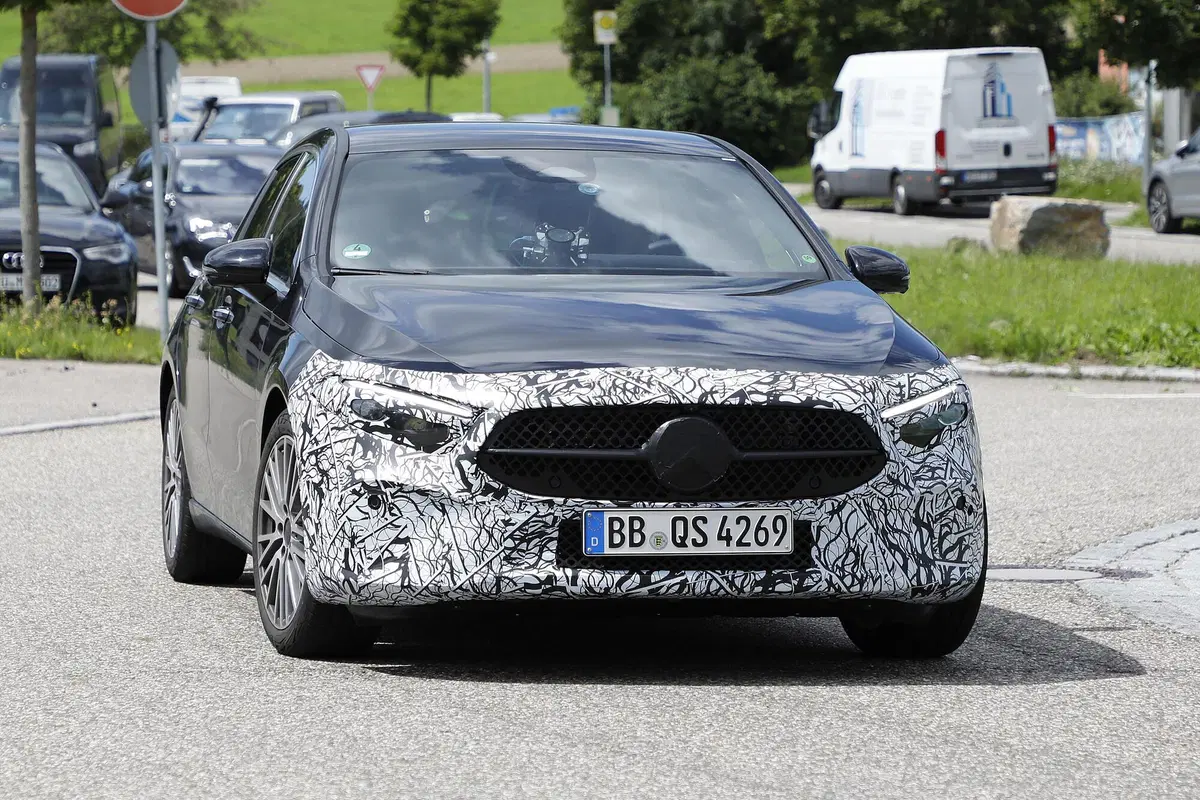 Mercedes Classe A: al debutto il restyling [FOTO SPIA] (5)