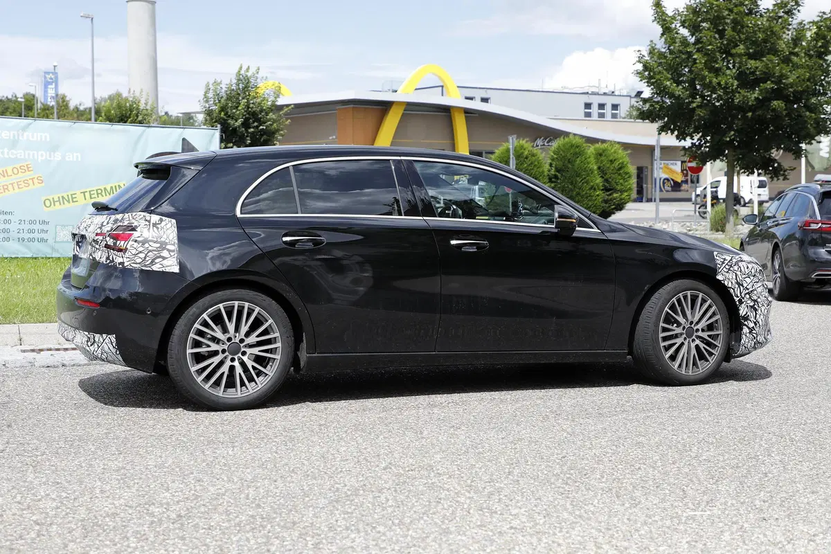 Mercedes Classe A: al debutto il restyling [FOTO SPIA] (9)
