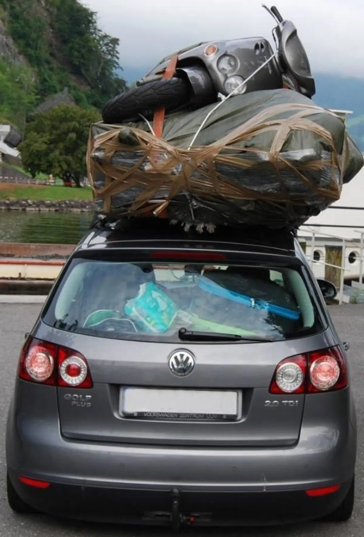 Polizia svizzera blocca tedesco esagerato: sul tetto della VW Golf persino lo scooter (3)
