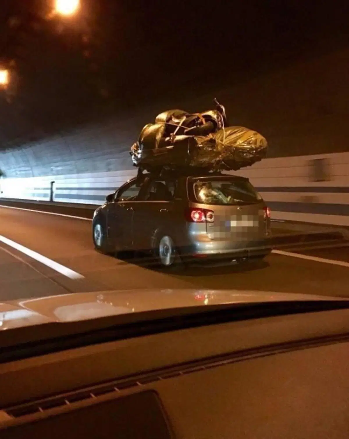 Polizia svizzera blocca tedesco esagerato: sul tetto della VW Golf persino lo scooter (2)
